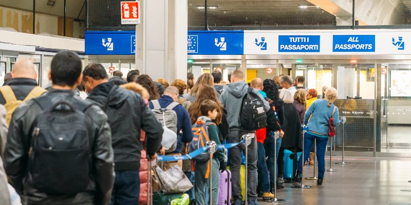 Milano’da Uzun Kuyruklar: EasyJet 100’den Fazla Yolcuyu Uçağa Alamadı – EES Sistemi Kaos Yarattı