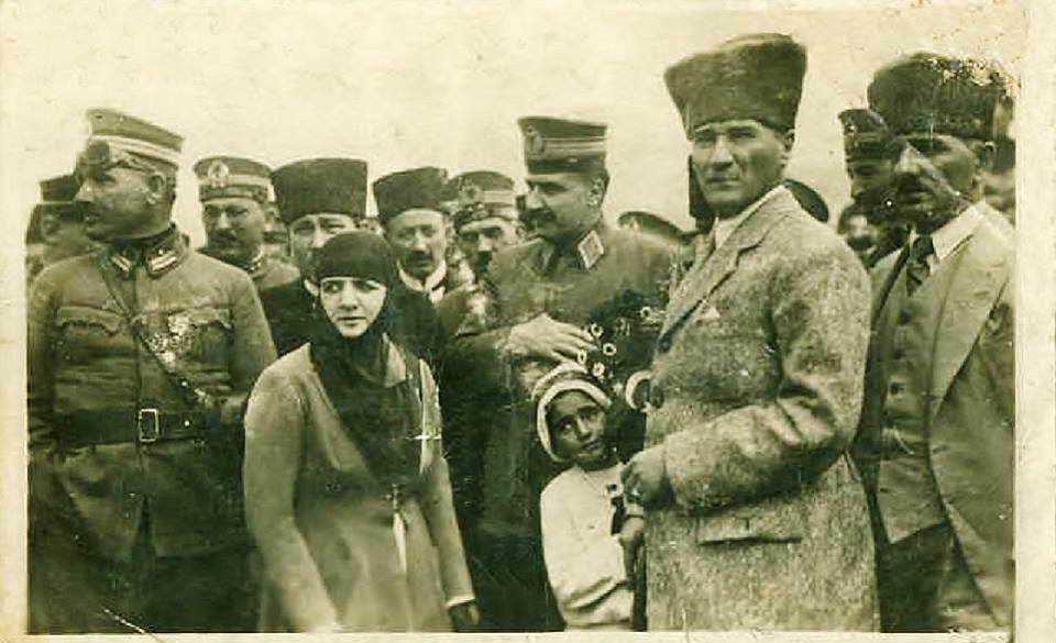 giyim, adam, insan, kişi, şahıs, insan yüzü içeren bir resim

Yapay zeka tarafından oluşturulmuş içerik yanlış olabilir.