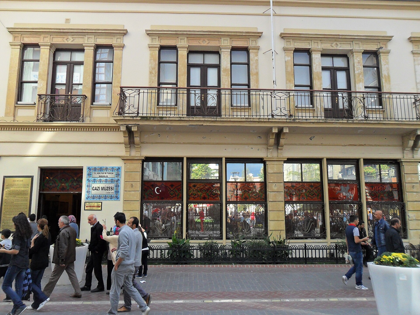 bina, dış mekan, pencere, ayakkabı içeren bir resim

Yapay zeka tarafından oluşturulmuş içerik yanlış olabilir.