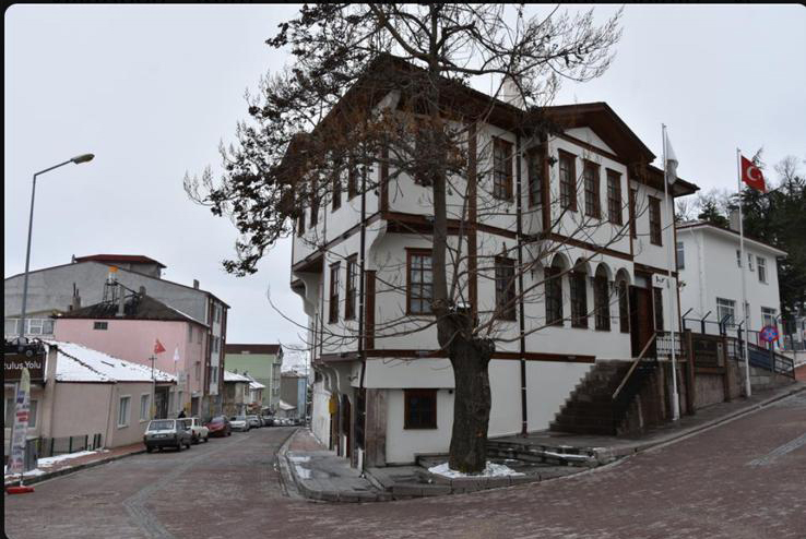 dış mekan, pencere, gökyüzü, bina içeren bir resim
Yapay zeka tarafından oluşturulmuş içerik yanlış olabilir.
