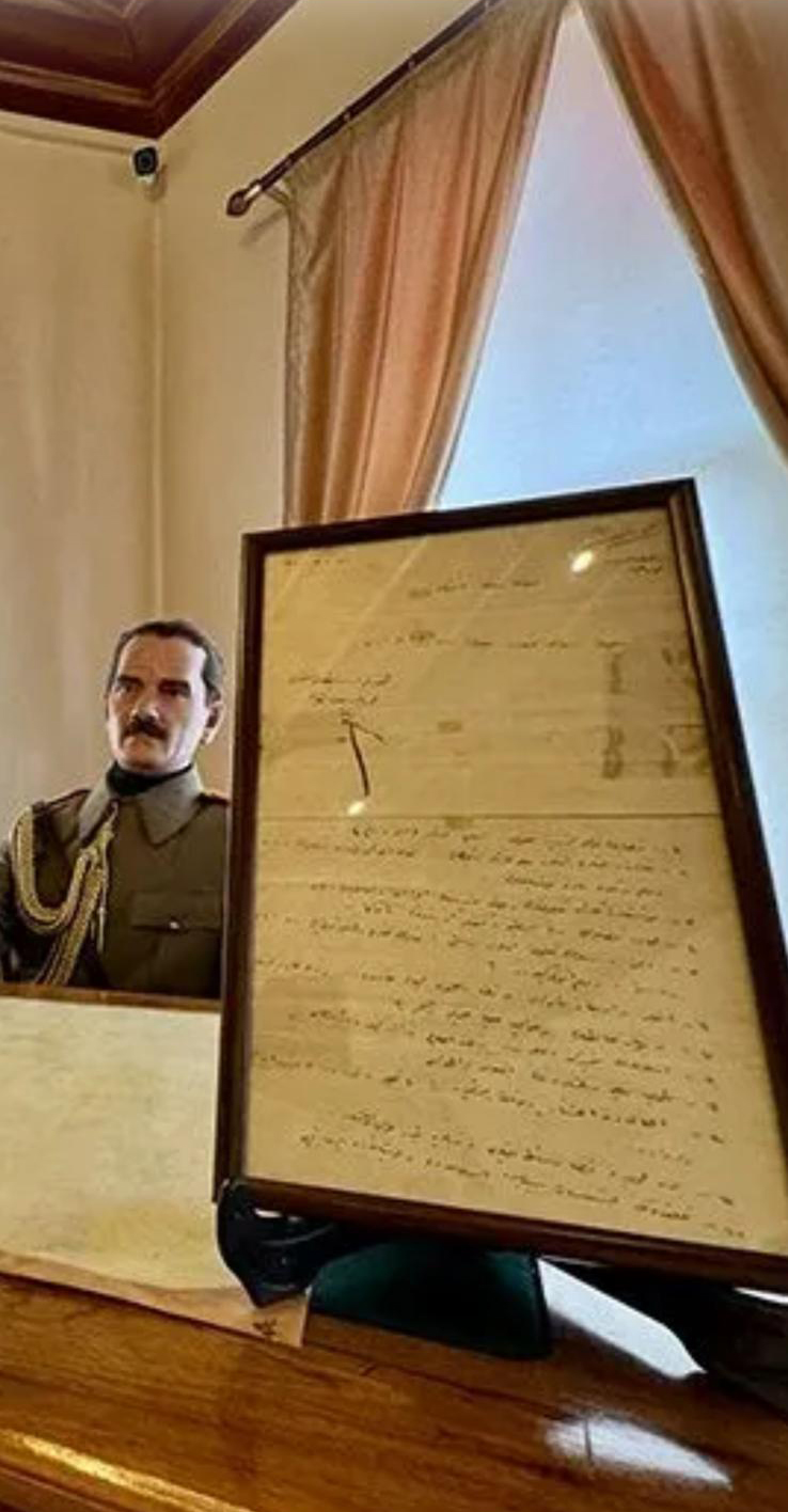 iç mekan, duvar, insan yüzü, kişi, şahıs içeren bir resim
Yapay zeka tarafından oluşturulmuş içerik yanlış olabilir.