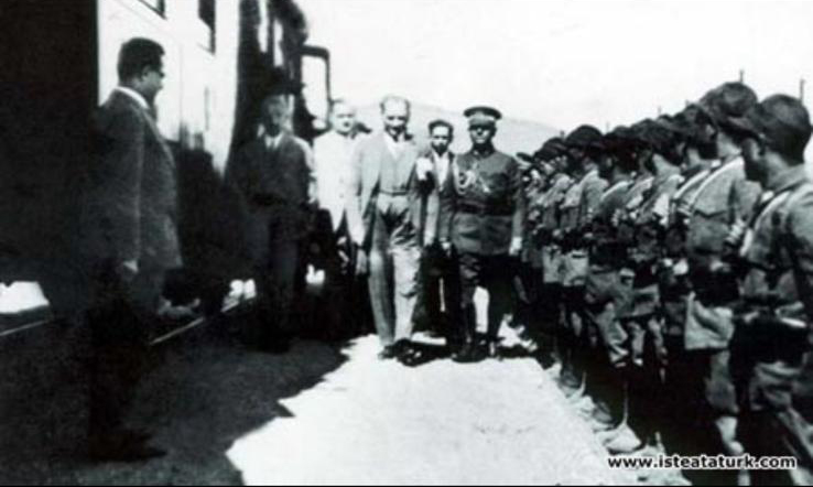 giyim, adam, insan, cenaze, dış mekan içeren bir resim
Yapay zeka tarafından oluşturulmuş içerik yanlış olabilir.